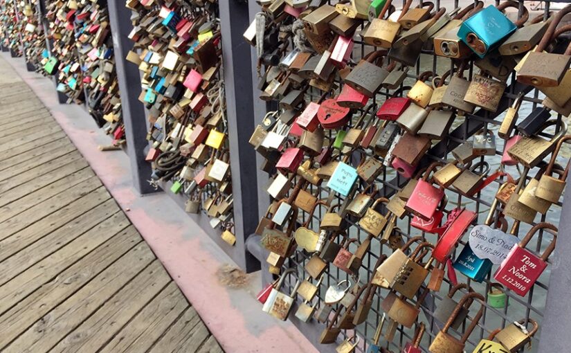 Kärlekslås på bro i Helsingfors